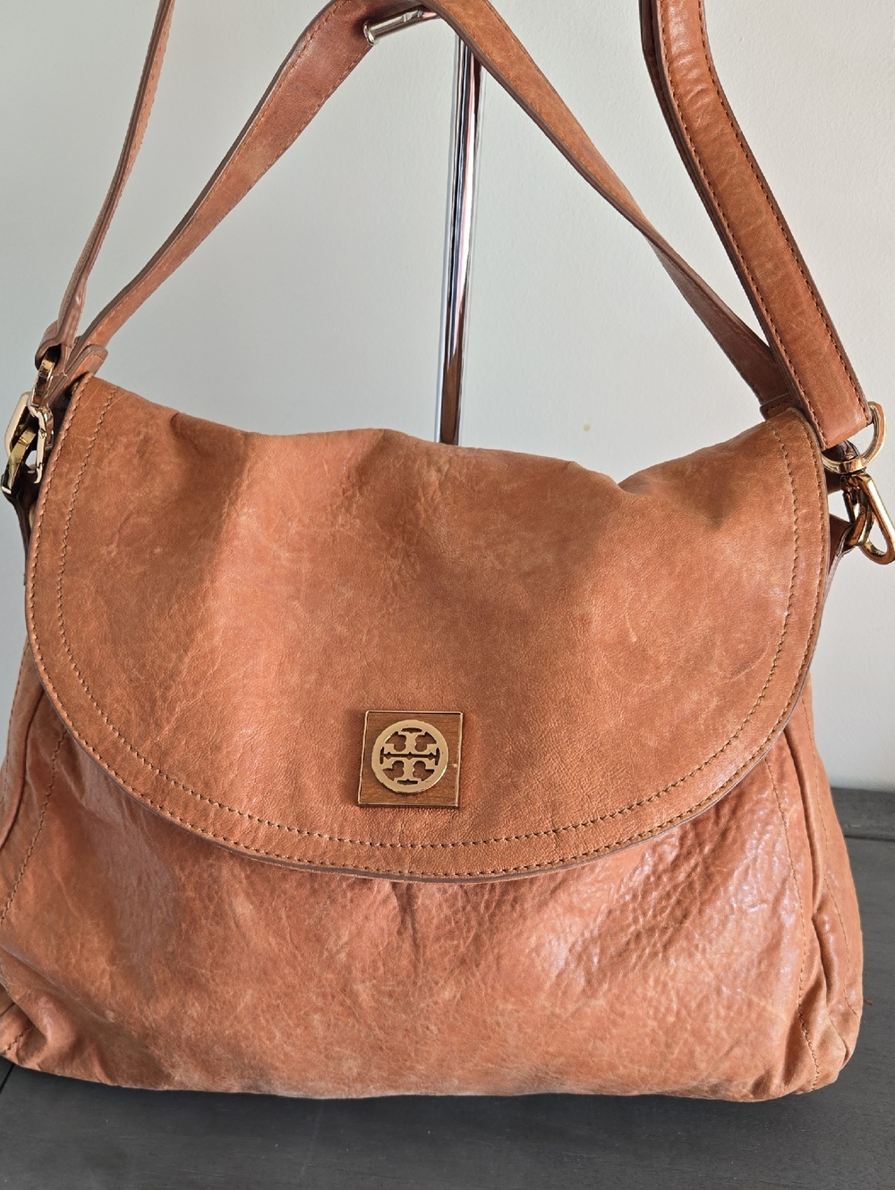 Tory Burch Tan Distressed Leather Flap Shoulder Bag with Gold Logo - Picture 2 of 14